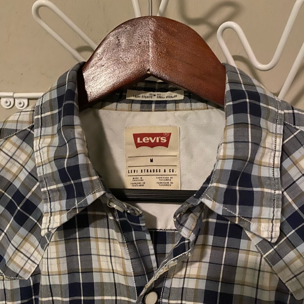 Levi’s button down - Picture 2 of 5